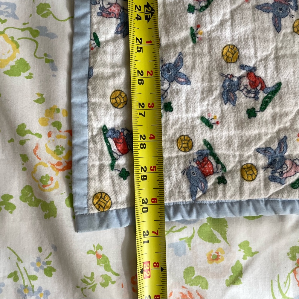 Vintage embroidered hand-sewn crib/baby quilt - Picture 8 of 9